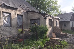 Пошкоджений будинок в Авдіївці