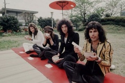  «Queen» в саду отеля, Токио, 22 апреля 1975 года. 