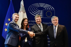  Фото: Адміністрація президента 
 Церемонія підписання рішення ЄС про запровадження безвізового режиму для громадян України 