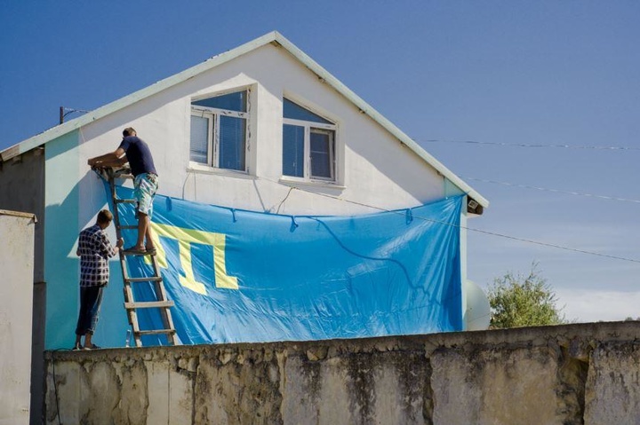 Попри заборону окупантів кримські татари вивісили траурні та національні прапори