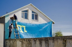 Попри заборону окупантів кримські татари вивісили траурні та національні прапори
