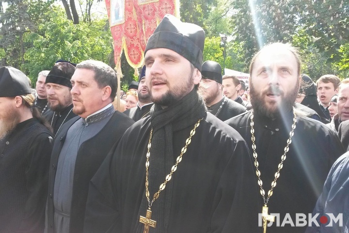 Переможець «Голосу країни» мітингує під Радою на захист московської церкви