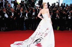 Элль Фаннинг повторила свадебный образ Анджелины Джоли на открытии Каннского кинофестиваля