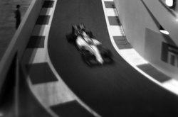 Фотограф запечатлел «Формулу-1» на столетний фотоаппарат