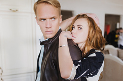 Чувственно и откровенно: «Неангелы»  в новом клипе снялись в интимных сценах с незнакомыми мужчинами