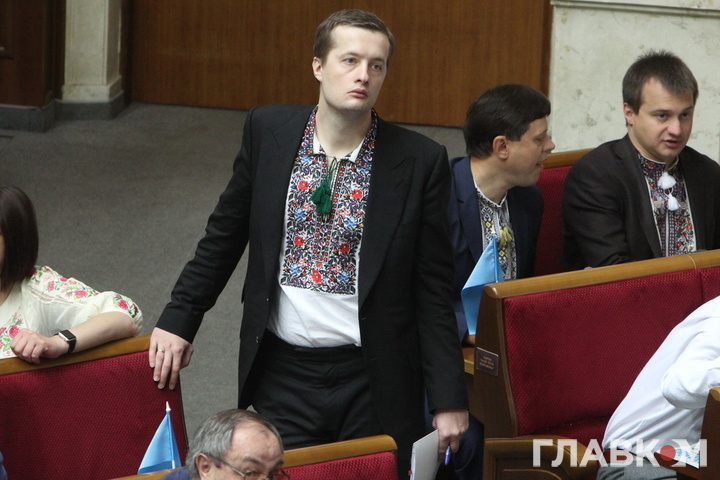  Старший брат рятує молодшого. Олексій Порошенко після скандалу з футболкою Russia вдягнув вишиванку