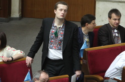  Старший брат рятує молодшого. Олексій Порошенко після скандалу з футболкою Russia вдягнув вишиванку