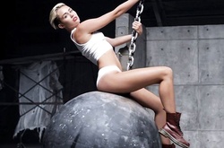 Майли Сайрус стыдится своего откровенного клипа Wrecking Ball: Это мой ночной кошмар