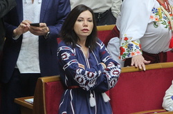 Обнаженные плечи и дизайнерские наряды: день вышиванки в Верховной Раде