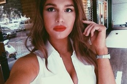 Борис Апрель превратился в соблазнительную девушку