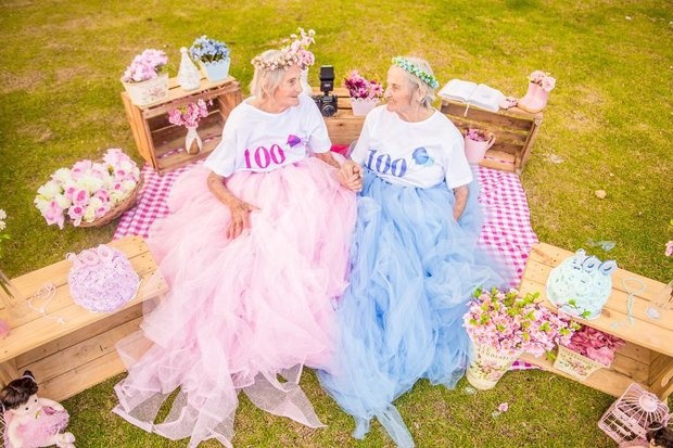 Сестри-близнючки з Бразилії відсвяткували 100 років яскравою фотосесією