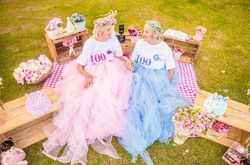 Сестри-близнючки з Бразилії відсвяткували 100 років яскравою фотосесією