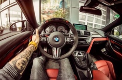 «Красота исходит изнутри»: Фотограф снял интерьеры автомобилей оригинальным способом