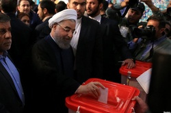  Чинний президент Ірану Хассан Роугані опускає бюлетень 