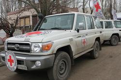 Автомобілі місії Червоного Хреста, архівне фото