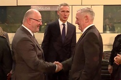  Міністр оборони Грузії Леван Ізорія (ліворуч) та міністр оборони США Джеймс Меттіс (праворуч) 