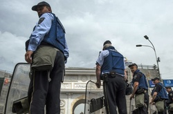  Силовики біля парламенту у Македонії, 28 квітня 2017 року 