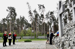 Порошенко у Биківні: «Комуністичним ідолам нема і не буде місця в нашій країні»