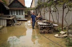 На Закарпатті рятувальники відкачали воду із підтоплених домогосподарств