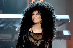 71-летняя Шер выступила на сцене полуобнаженной