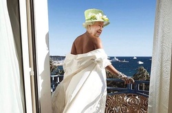 Соцсети в шоке: Рианна продолжает насмехаться над Елизаветой II