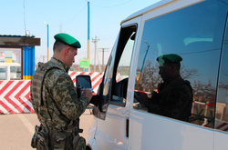 Херсонські бізнесмени отримали по три роки тюрми за незаконні перевезення людей через окупований Крим