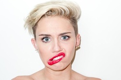 Майли Сайрус расплакалась во время выступления на Billboard Music Awards 2017