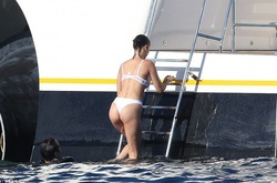 Белла Хадид засветила роскошное тело в белоснежном бикини