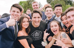 На фотографии канадских выпускников попал пробегающий мимо Джастин Трюдо