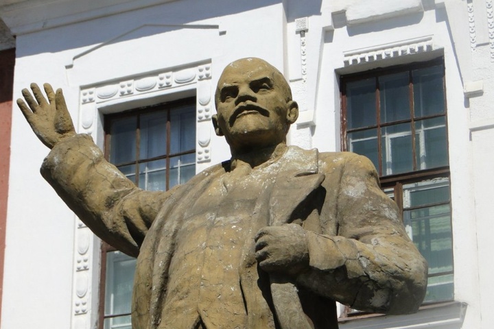 У Росії школярі розбили пам'ятник Леніну з політичних міркувань