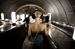 У столичному метрополітені попросили дівчат не носити довгі спідниці &ndash; ескалатори зупиняються