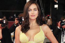 Канны-2017: Ирина Шейк впервые вышла в свет после родов и показала роскошную фигуру