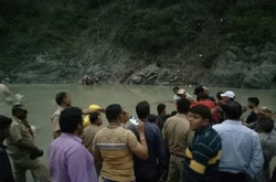 В Індії автобус із паломниками впав у річку: щонайменше 21 загиблий