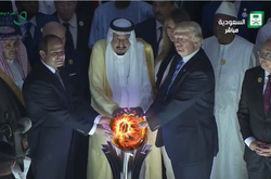 Трамп и магический шар: президент США стал героем фотожаб