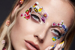 Наклейки на лицо: тренд макияжа родом из будущего