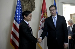  Гойт Брайян Йі і прем’єр-міністр Сербії Александр Вучіч 