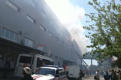 У Дарницькому районі Києва горить склад