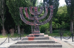 У Бабиному Яру невідомі облили фарбою пам’ятник «Менора»