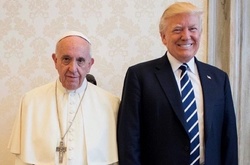 Мрачный Папа Римский на встрече с Трампом стал мемом. Меланья с Иванкой тоже