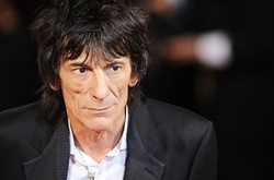 Гитариста группы The Rolling Stones срочно прооперировали