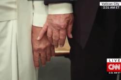 «Уйди, противный»: фейковое видео Трампа и Папы Римского взорвало сеть