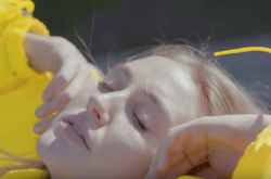 Layah представила новый клип, в котором разгуливает по Лос-Анджелесу в желтом плаще