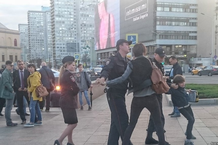 У Москві на Арбаті поліція схопила дитину за читання віршів