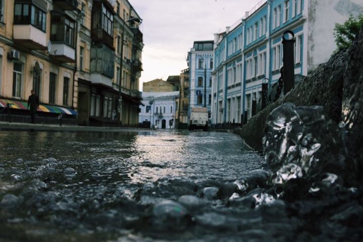 У Києві з-під тротуару задзюрчало джерело води
