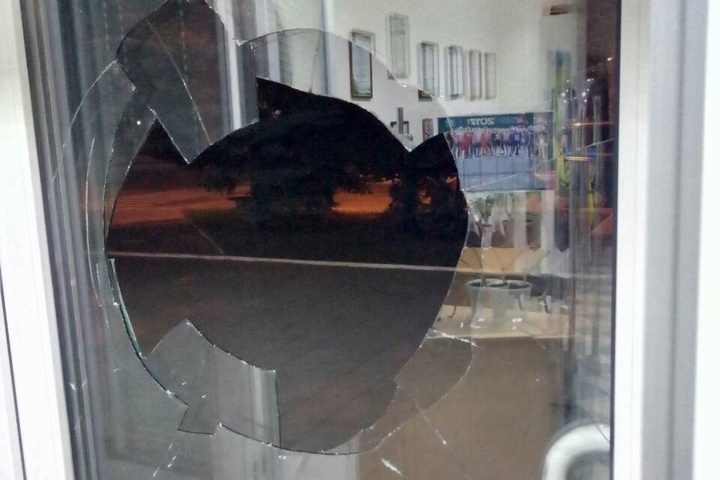 У Краматорську розтрощили двері офісу обласного телеканалу: опубліковано фото