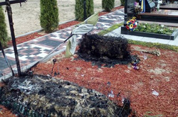 В Ірпені вандали спалили могили бійців АТО