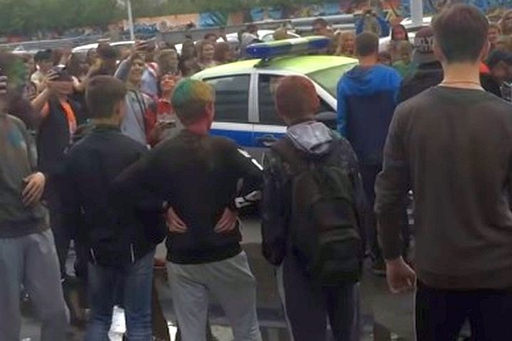 У Росії підлітки напали на поліцейську машину: з’явилося відео