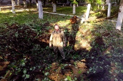 Воронка від снаряду у Красногорівці