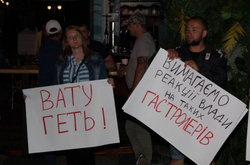 «Теплий» прийом в Одесі: Лободу після протесту з димовими шашками вивезли морем на катері