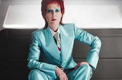 Джиллиан Андерсон перевоплотилась в Дэвида Боуи для сериала «Американские боги»